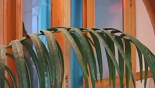 Bohrende süße frau neben einem schwimmbad