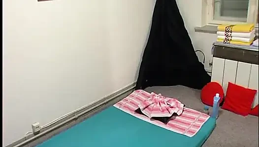 Dua cewek thailand memijat pria ini