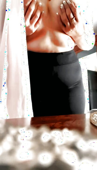 Niyaka iz bouira sa svojim hidžabom kod kuće