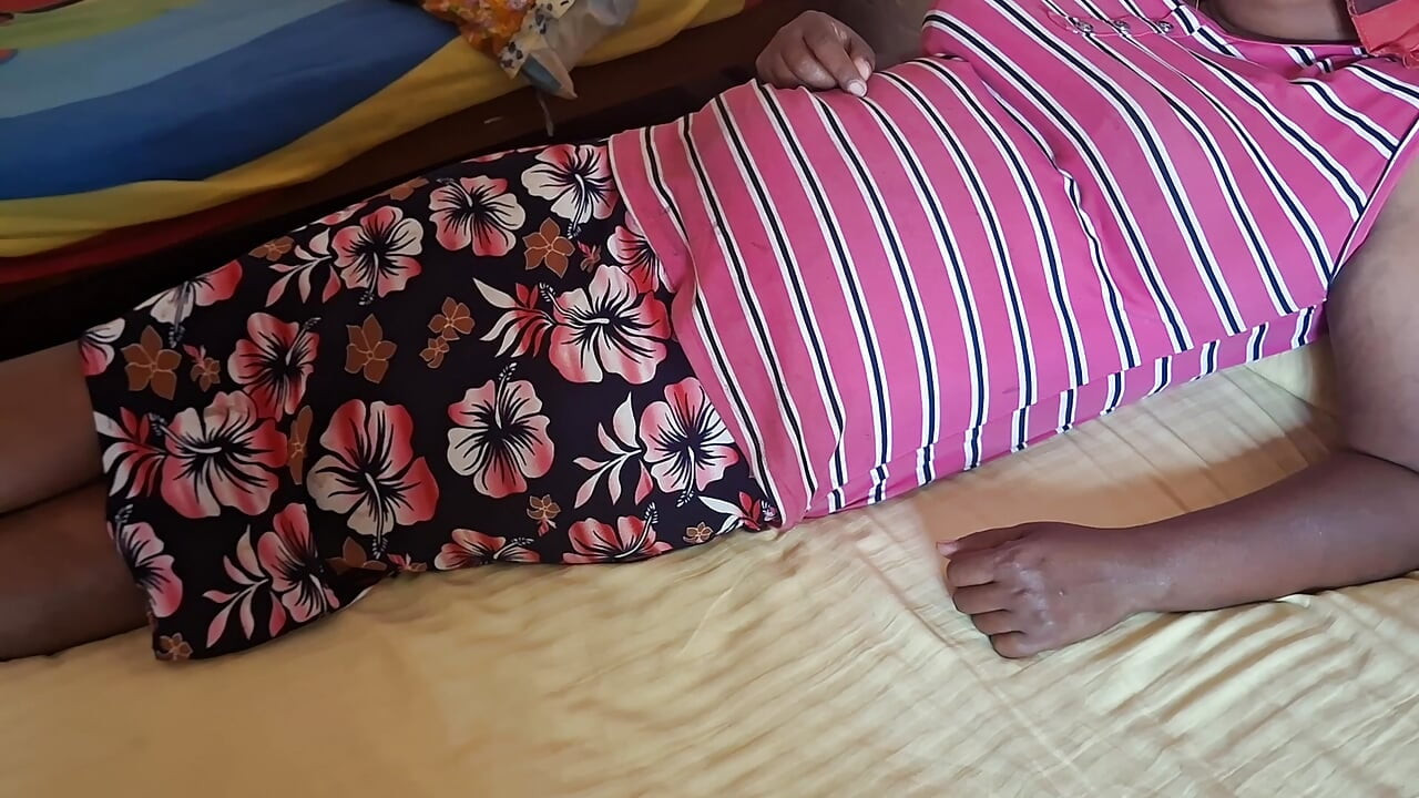 Milf stemor mens hun hviler på sengen