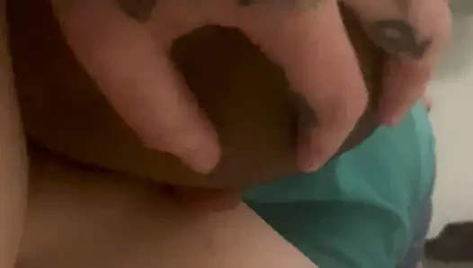 Sexy latino-mann isst hübsche tätowierte frauen
