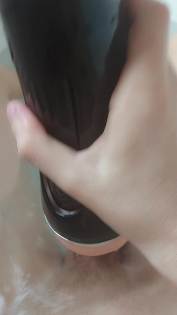 Femboy đụ Fleshlight trong bồn tắm