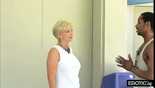 Старая бабушка трахается с большим черным членом