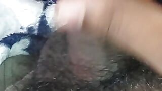 Wanhopige kerel geniet van het masturberen van zijn grote zwarte pik