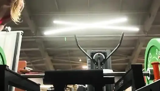 Sexy Training im fitnessstudio in Leggins