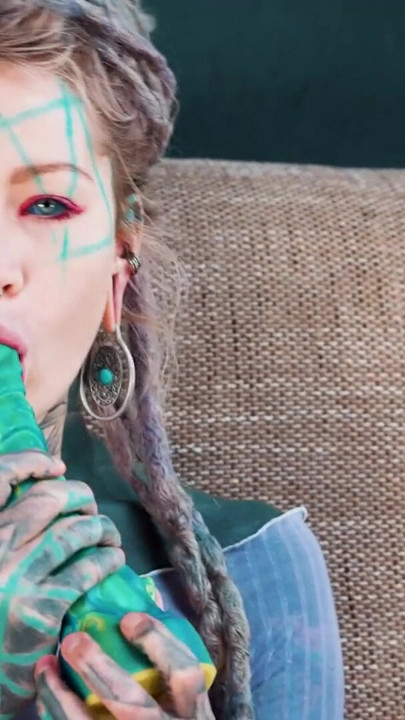 ฮิปปี้มีรอยสักเย็ดตูดตัวเองด้วยดิลโด้กับควยใหญ่ คลิป 1