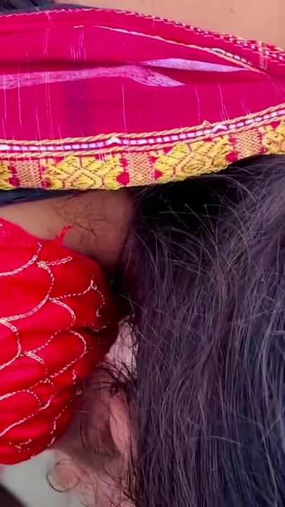 Zapanjujući trenutak iz filma "Seks na otvorenom Kolkata desi bengalski bhabi seks izvan tržnice"
