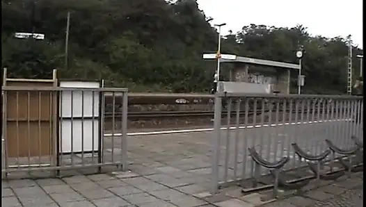 Heiße rothaarige masturbiert für ihren jungen