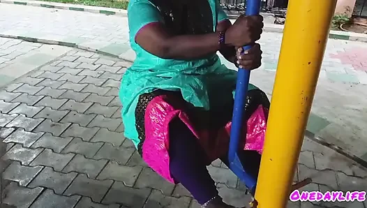 Genç oğlan oyun alanında egzersiz yapan tamil evli kadınla seks yapmaya çalışıyor