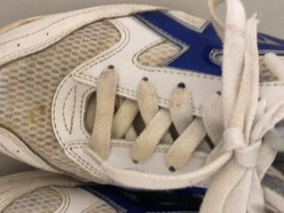 Cum di sepatu kets pelajar Jepang dengan label nama di sepatu