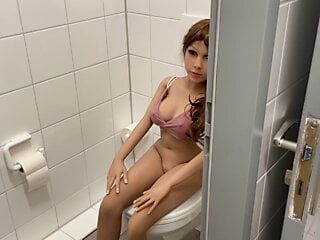 Sexdoll 吉娜在厕所