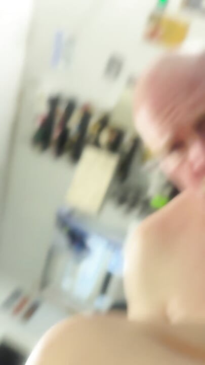 Estrela pornô Milf fode homem de reparação para pagar a conta