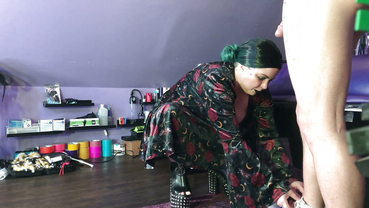 Domme Scarlett rayne, Jake Grand ke pairon ko vaiks karti hai