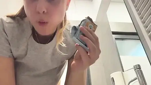 Amcığı parmaklıyor yakın çekim ve dölleme