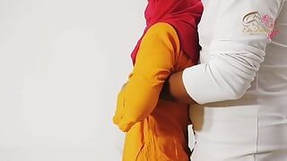 Moslima Hijabi-meisje zuigt lul stiefbroer en wordt geneukt (volledige video)