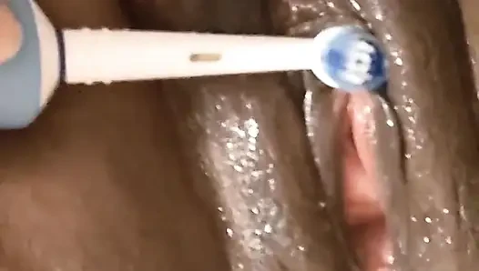 Aku lagi asik ngentot memek becekku pakai dildo ukuran XL sampai klitorisnya menganga lebar