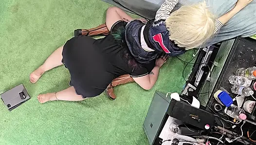 Kız arkadaşım üvey erkek kardeşler için beni tuzağa düşürüp sert sikişiyor