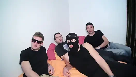 Amatör Hayalini Gerçekleştiriyor, Büyük Beyaz Penislerle Bir Ganbang