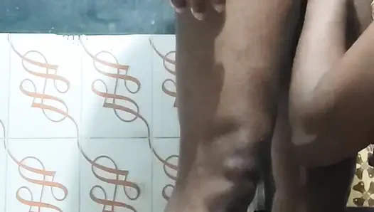 Suamiku di kamar mandi