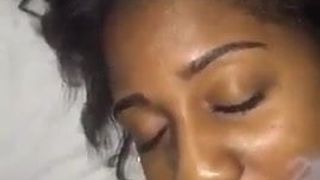 Zwarte meid krijgt een sperma in het gezicht