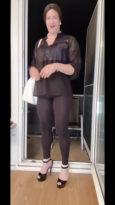 Sissy zadirkuje i jaše dildo na balkonu