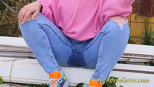Gadis hipster kencing di celana jinsnya - mengganti celana pendeknya yang basah menjadi celana kering