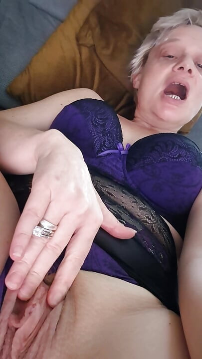 Seksikkäissä alusvaatteissa leikin sormellani ja dildollani