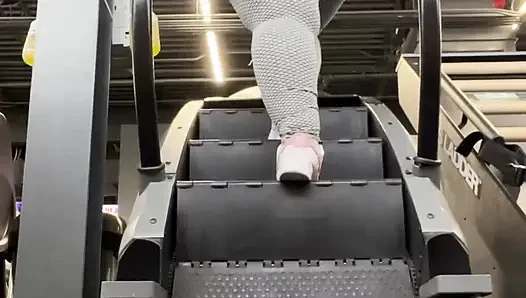 Beni spor salonunda eğitmene yardım eder misin yoksa sadece götümün salsını izler misin?