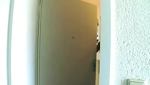 Sarışın kıllı amcığını yalatıyor ve büyük memelerini emdiriyor