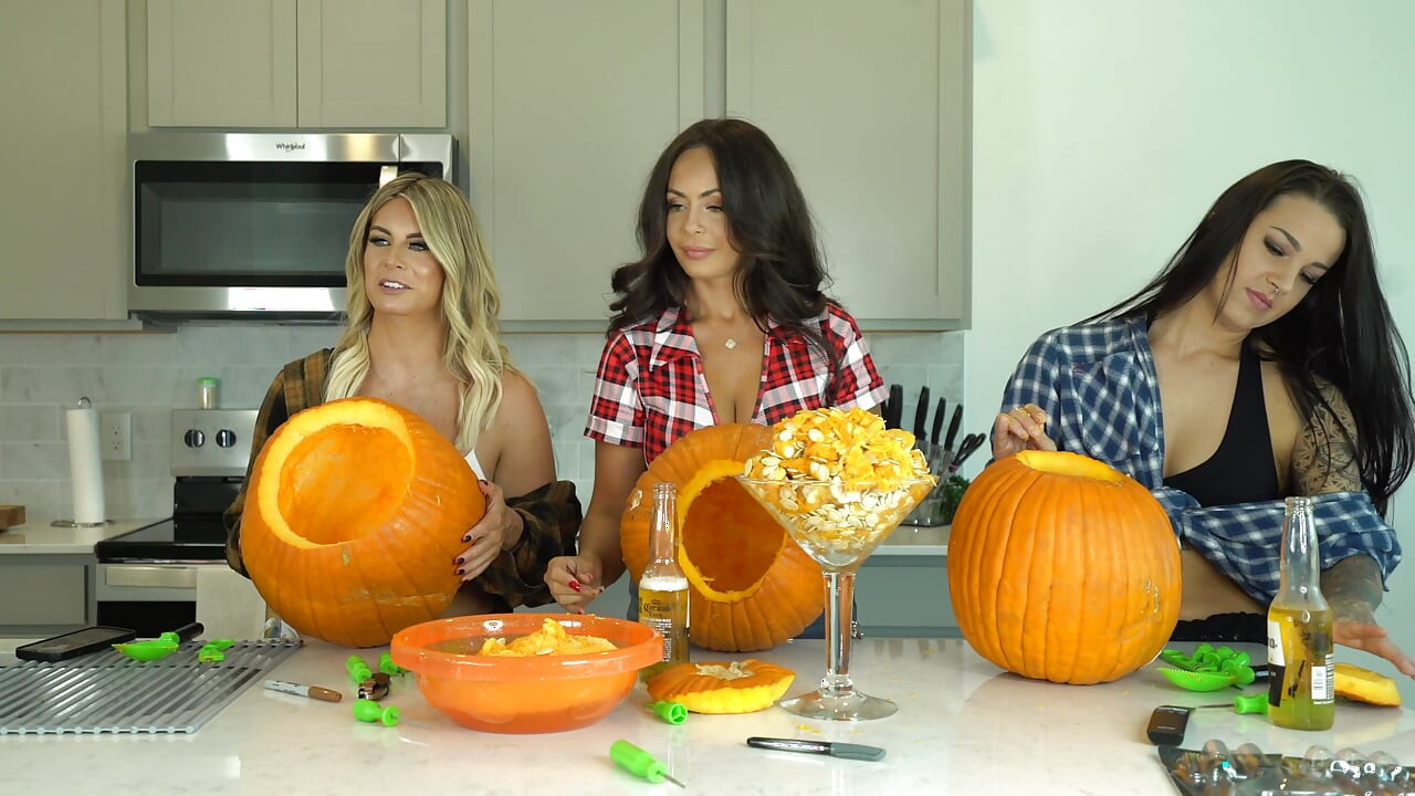 Kiki Mariah_970 Evelin Carve Pumpkins Nude Photoshoot After