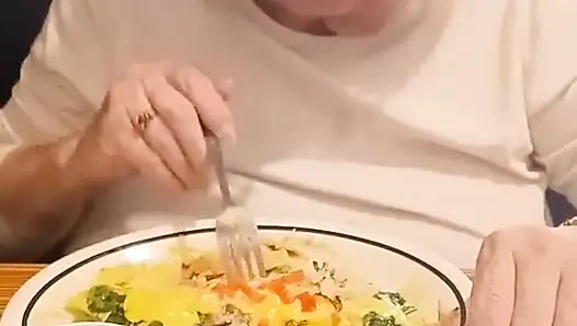 Üvey annem ve ben kahvaltı yiyorduk