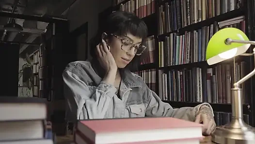 Büyük götlü büyük memeli sürtük kütüphanede yabancının içine boşalmasına izin veriyor ravyn alexa peter hooke