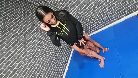 Scissor melawan kaki ekstrem oleh cewek papan atas alice