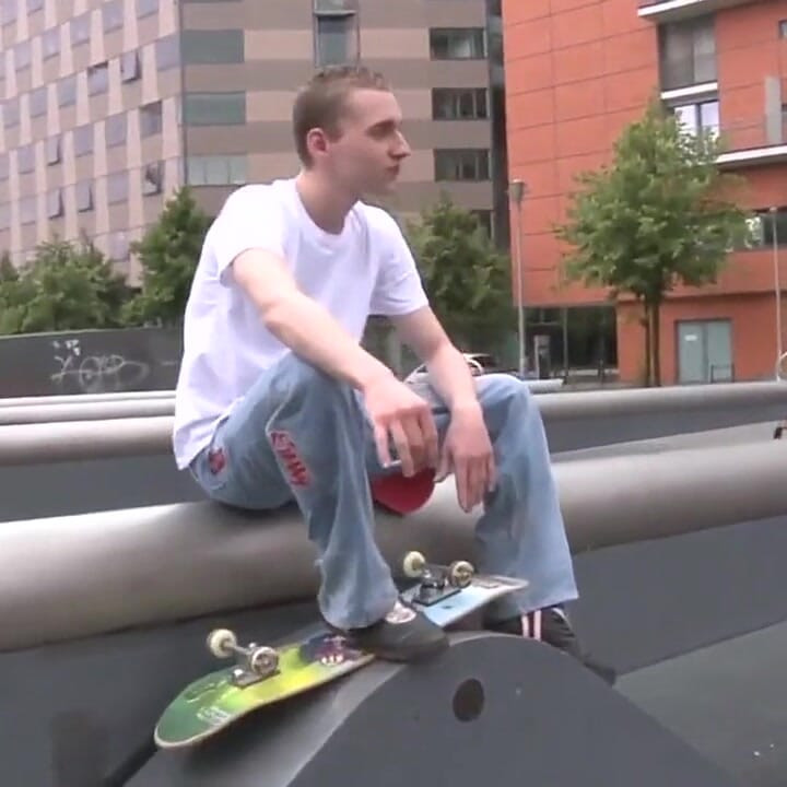 德国滑冰运动员男孩克里斯和马尔特在屋顶上渴望一个热辣的场合. 如果你进入金发德国twwinks, 未割包皮的鸡巴和热辣