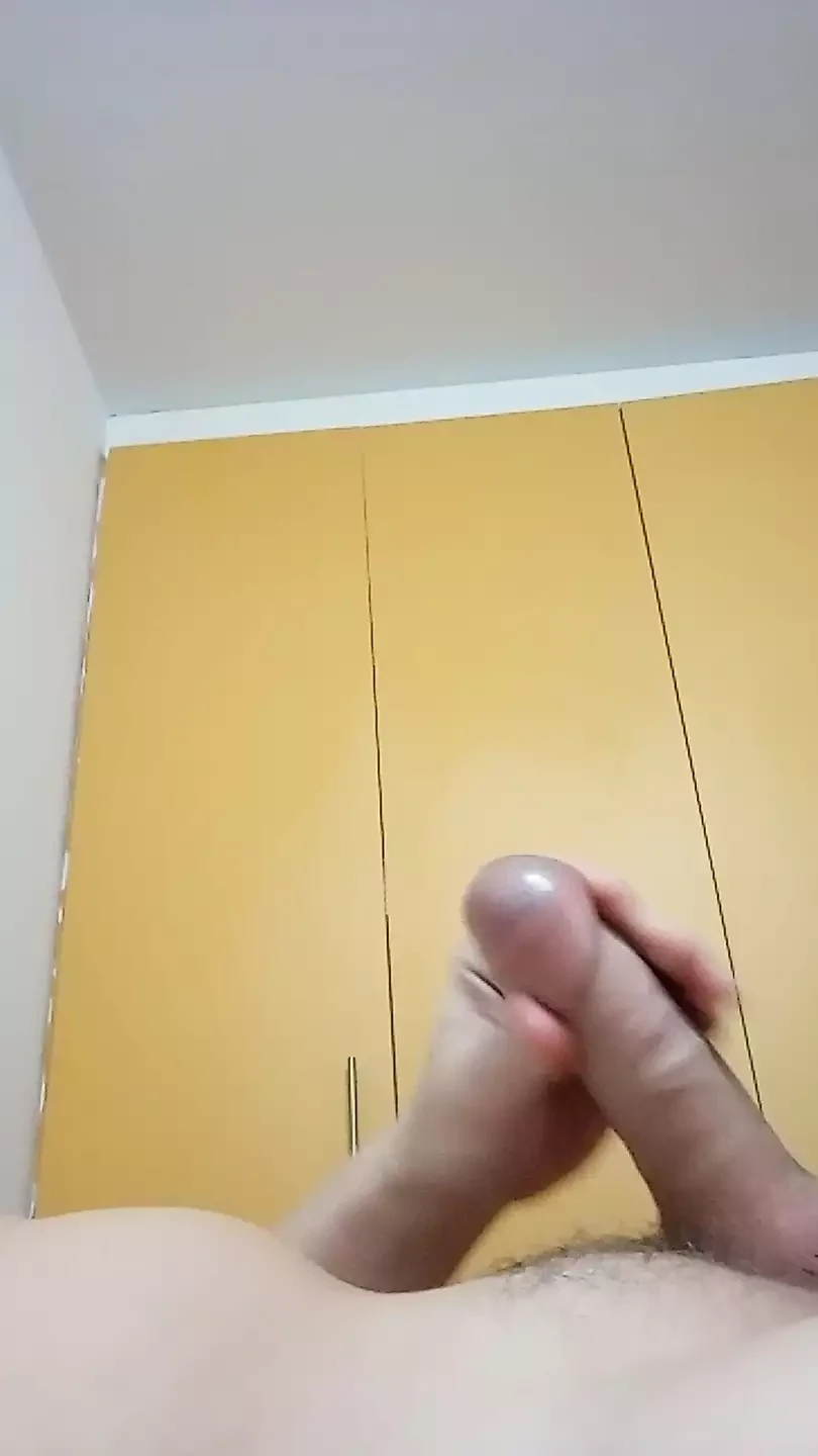 Um cara jovem, mas muito bonito, brinca com seu pau fofo