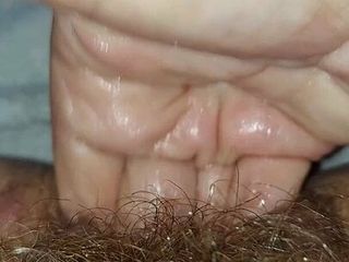 Quatro dedos fodendo minha buceta peluda