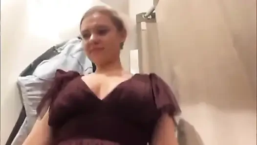 Riskli sikiş. Soyunma odası mastürbasyonu. Amcık yakın çekim. Squirting. Mastürbasyon Baş aşağı