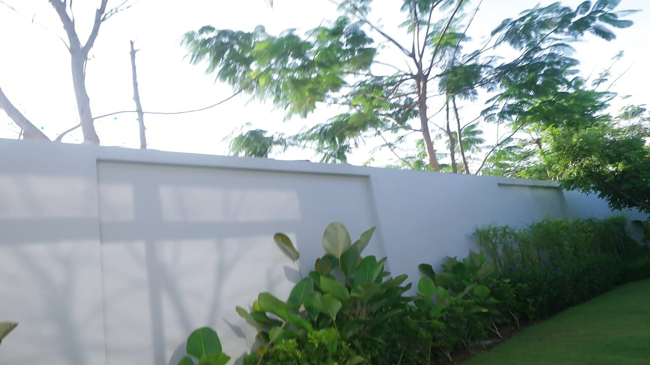 Horny Real Estate Agent Fucks Client in Unfinished Villa to Save the Deal