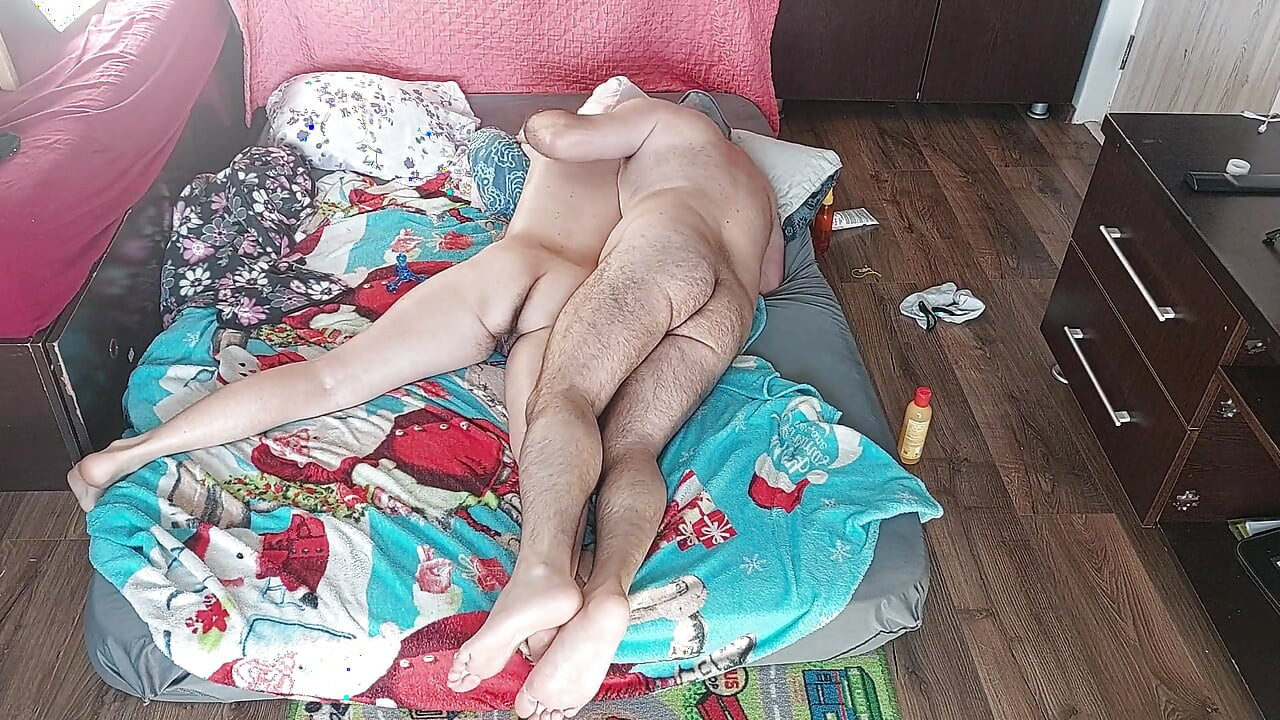 Sinnliche Massage eines heißen amateur-paares mit Öl auf dem Körper.