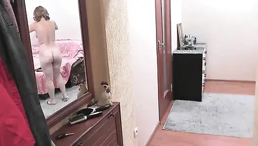 Курьер привезпиццу его встретила голая хозяйка сексуальная милфа блондинка без трусиков и лифчика. Душ. Попка мамочки Натуральные сиски Пися