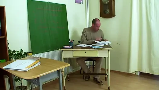 Ateşli kız öğretmenlerin sert yarağını ağzına alıyor ve sonra ateşli üçlü sekste sert sikişiyor