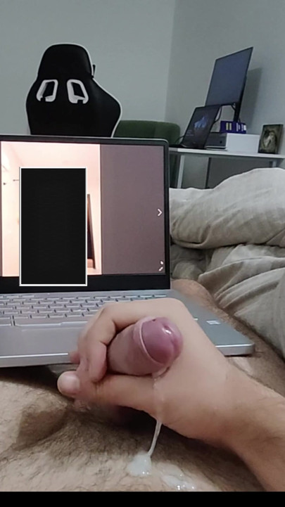 Mungkinkah ini fotomu? Pria masturbasi intevsif muncrat solo closeup