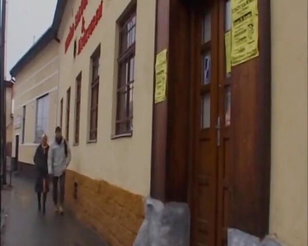 Blond dziwka dostaje ostro wbity i wytryski na twarz