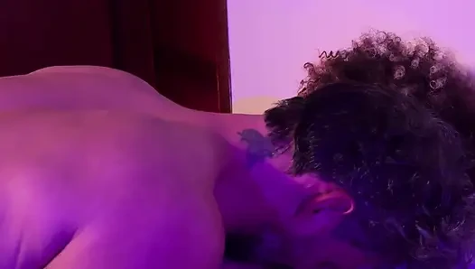 Die Latina-brünette Machte Einen Striptease Und Einen Köstlichen Blowjob, Um Den Alten Cuckold Zu Verführen