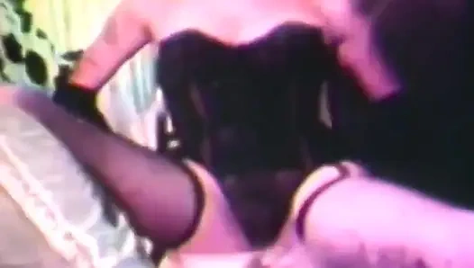 Klasik domina götü büyük bir dildoyla sikiliyor