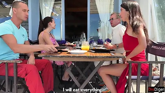 Свингерская пара встречается для обмена женами и занимается страстным сексом на одном диване