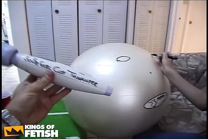 Sunahre balon vali beb ki chhedi huee choot ko khilaunon se bigarne ke bad do logon dvara choda jata hai