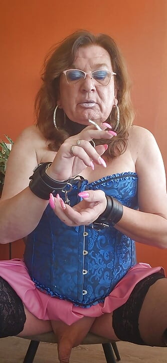 Απλά απολαμβάνοντας ένα τσιγάρο