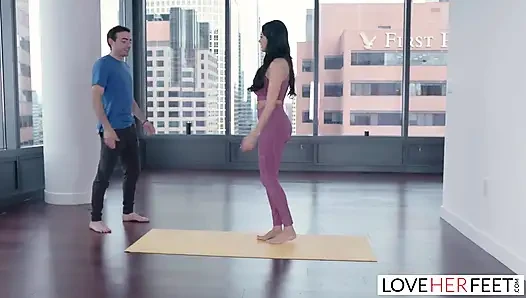 Büyük memeli Anissa Kate seansta yoga hocasıyla sikişiyor