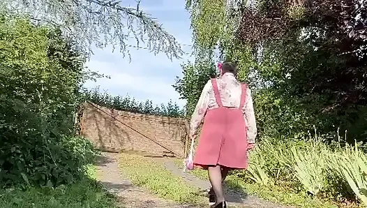 Bir akşam için küçük pembe kayışlı etek giymiş